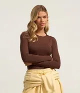 Body básico de poliamida y elastano color borgoña, con cuello redondo y mangas largas.