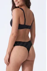 Pack de dos bombachas tipo colaless de color negro con sutil estampado de lunares blancos, confeccionadas con detalles de encaje en la cintura y un pequeño lazo en el centro.