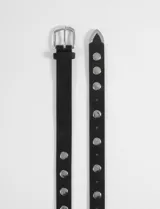 Cinturón de cuero sintético negro con tachas circulares metálicas plateadas y puntera metálica.
