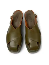 Sandalias de cuero color verde militar, con plataforma y tiras cruzadas.