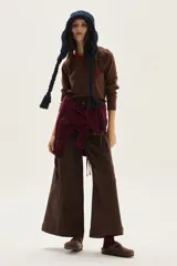 Remera de algodón de calce recto, con cuello redondo y mangas largas. Presenta pespuntes en contraste y un pequeño bordado en el pecho.