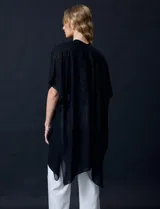 Kimono negro de gasa con apliques de brillos.