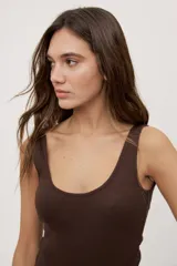 Body blanco de algodón y elastano con textura acanalada, escote redondo amplio y breteles anchos, de calce ajustado al cuerpo.