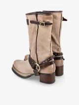 Botas de cuero color beige con detalles en marrón, caña media, hebillas y tachas.