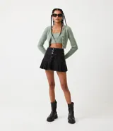 Blusa cropped sin mangas en punto canalé con pelo, escote cuadrado y tirantes anchos.