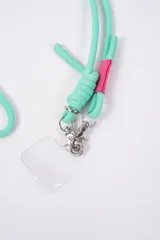 Correa para celular de cordón color verde menta, con detalle de ajuste en color fucsia y mosquetones metálicos para enganche.