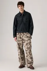 Pantalón cargo de corte holgado con estampado camuflado en tonos tierra. Presenta cintura elástica con cordón ajustable, bolsillos laterales tipo cargo y diseño de pierna ancha.