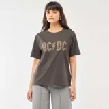Remera gris oscuro de manga corta, con cuello redondo y estampa frontal del logotipo de la banda AC/DC en animal print.