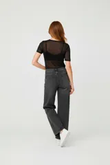 Top de manga corta confeccionado en tejido de poliéster con efecto de transparencia, diseño ajustado al cuerpo y cuello redondo a la base.