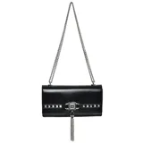 Cartera bandolera negra de charol con tachas plateadas y candado decorativo.