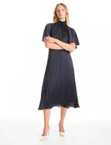 Vestido midi de satén color azul marino, con cuello alto y cintura elástica, ambos con detalle en punto smock. Presenta mangas cortas fluidas y falda plisada con caída ligera.