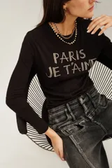 Remera de manga larga color negro, confeccionada en algodón, con estampa frontal bordada en hilo metalizado con la frase 'PARIS JE T'AIME'.