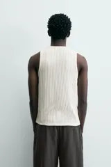 Camiseta sin mangas (tank top) de corte relajado (relaxed fit) con cuello redondo y sisa, confeccionada en tejido con algodón.