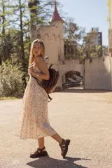 Sandalias de cuero marrón con diseño de tiras entrecruzadas y hebilla lateral. Plataforma track color negro.