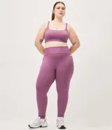 Top deportivo Get Over confeccionado en microfibra color violeta, con escote recto, copa incorporada, breteles anchos y bies contrastante en color blanco. Cuenta con banda acanalada en la base.