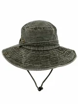Sombrero tipo pescador verde militar con ala ancha, detalles de ojales metálicos y tira ajustable con tiento.