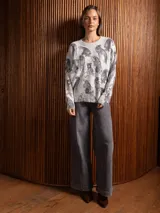 Buzo de punto gris con estampado de tigres en color negro, cuello redondo y mangas largas con puños acanalados.