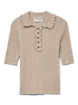 Top de manga corta color beige, con cuello redondo, ribete fruncido y cierre frontal con botones tipo polo. Confeccionado en tejido de punto plano con un ajuste regular.