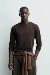 Camiseta slim fit de manga larga y cuello redondo, confeccionada en tejido de algodón elastizado de color marrón oscuro.