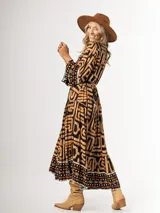 Bota texana de caña media color beige, confeccionada en gamuza con detalles de costuras decorativas en el empeine y caña. Tiene cierre lateral y taco de madera.