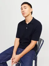 Polo de manga corta confeccionado en tejido de punto estructurado con textura sutil. Presenta cuello polo clásico, cierre frontal con botones y calce regular.