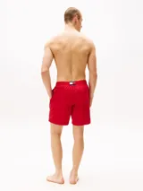 Short de baño rojo de nailon reciclado con cordón ajustable en la cintura, bolsillos laterales y logo de Tommy Hilfiger bordado en la parte inferior.