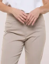 Pantalón capri sastrero de tiro alto y color verde militar, con pretina ancha, bolsillos frontales simulados y traseros funcionales, y corte entallado.