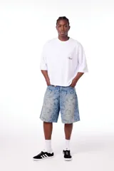 Remerón blanco de algodón con logo 'Blkmba' estampado en el pecho, corte cuadrado y mangas cortas.