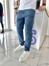 Pantalón mom jean de corte oversize en color azul con efecto lavado acid wash, de tiro medio y diseño holgado.