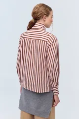 Camisa de corte amplio a rayas verticales color marrón y rosa, con cuello alto con lazo.