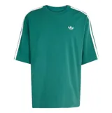 Remera de algodón color verde con diseño oversize, cuello redondo y mangas cortas. Presenta el logo Trefoil bordado en blanco en el pecho y las icónicas tres tiras de la marca en color blanco a lo largo de los hombros y mangas.