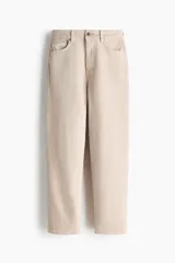 Jean tobillero de corte mom fit con cintura de tiro alto y diseño de cinco bolsillos en denim beige.