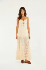 Vestido largo blanco de tirantes finos que combina encaje floral y tul plumeti, con escote en V y diseño romántico.