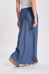 Falda larga de mujer, corte evasé, color azul denim, tiro bajo.