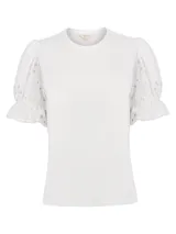 Remera blanca de algodón con cuello redondo y mangas cortas abullonadas con diseño de broderie.