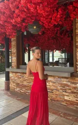 Vestido largo rojo de microtul, con breteles finos, escote en V y fruncido en el busto.