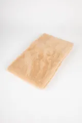 Cuello de piel sintética en color beige, con diseño suave y texturizado.