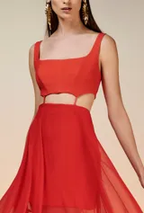 Vestido largo rojo sin mangas, con escote cuadrado, aberturas laterales en la cintura y falda fluida con forro midi.