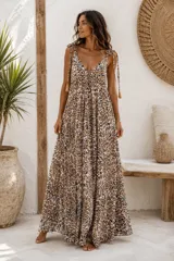 Vestido largo con estampado animal print de leopardo, con escote en V y tirantes ajustables con moños y borlas en los extremos.