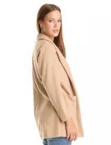 Blazer de tejido de algodón soft con cuello solapa, abertura central y bolsillos delanteros.