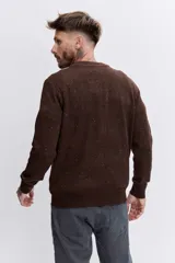 Sweater de punto de cuello redondo, con diseño jaspeado en tono marrón oscuro, de corte clásico y mangas largas con puños acanalados.