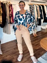 Pantalon de bengalina color beige, de corte recto y tiro medio, con cintura elástica ajustable mediante cordón y bolsillos laterales.