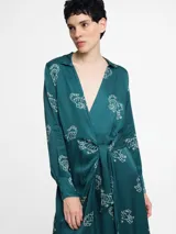 Vestido camisero largo color verde esmeralda con estampado de tigres blancos, cuello camisero, mangas largas y lazo en la cintura.