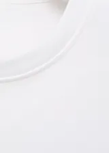 Camiseta de manga corta y cuello redondo, con diseño oversize y corte holgado.