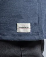 Remera de manga larga en color blanco, con cuello redondo y corte clásico. Presenta un pequeño detalle de etiqueta cosida en el puño de la manga.