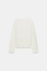 Jersey de punto con mezcla de lana y alpaca, color amarillo mostaza, con cuello en pico y manga larga. Presenta acabados en rib en puños y bajo.