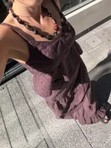 Top de broderie color chocolate con tirantes finos, escote en V y volados en el bajo. Se ata en la espalda.