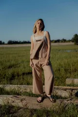 Conjunto de dos piezas compuesto por un top sin mangas con escote cuadrado y detalle de bloques de color con bordado frontal, y un pantalón de corte recto y ancho con bolsillos laterales y cintura ajustable.