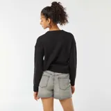 Sweater negro de punto suave con cuello redondo y mangas largas.