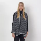 Pashmina gris con diseño de espiga en blanco y negro, con borde gris liso.